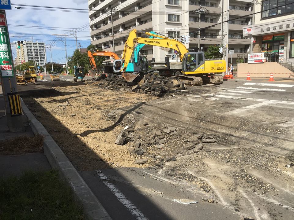 東15丁目屯田通りの道路陥没の復旧工事が、本日朝に再開