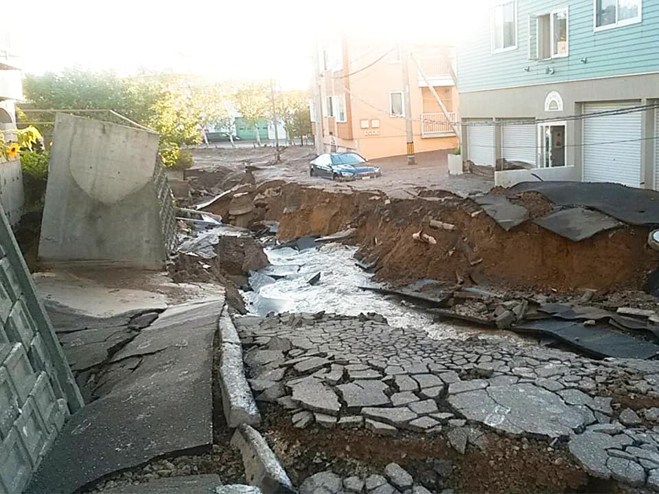 里塚地域で大型陥没による被害が甚大