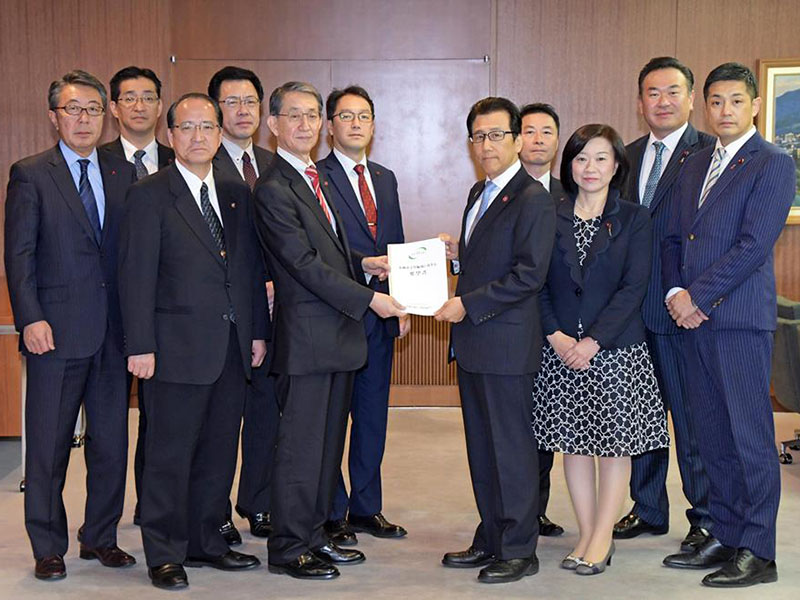 2019年度予算編成に対する要望書を秋元札幌市長に提出