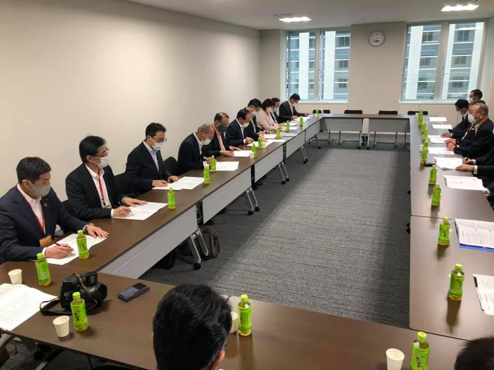 北海道商工会議所連合会より「新型コロナウィルス感染症に関する要望書」を受け取りました