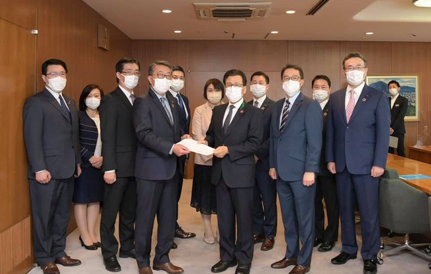 新型コロナウイルス対策に関する緊急要望書を秋元札幌市長に提出