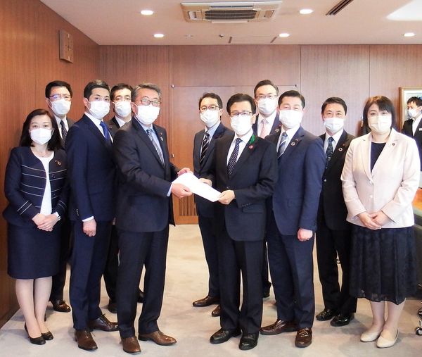 新型コロナウィルス対策に関する緊急要望書を秋元札幌市長に提出