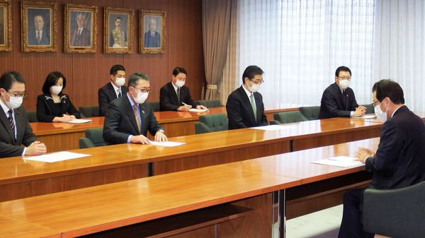 秋元市長に対し、6回目となる新型コロナウイルス対策に関する緊急要望書を提出しました