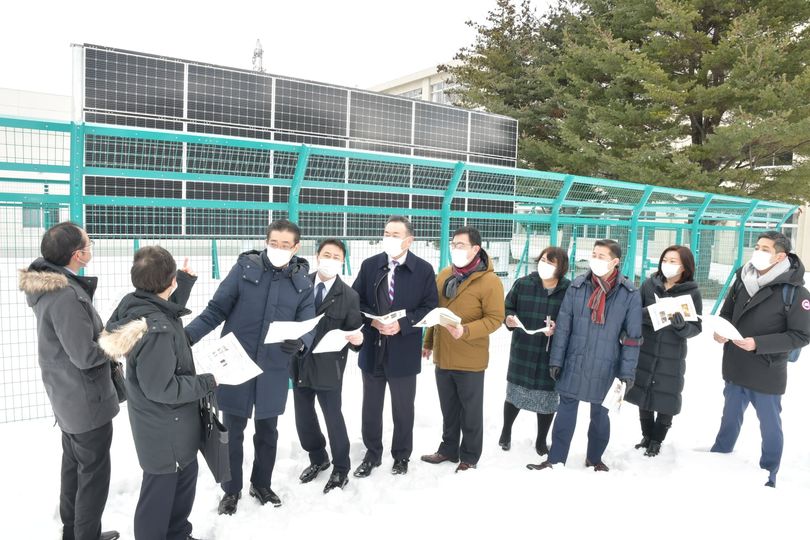 豊平区の陵陽中学校に設置された垂直型太陽光発電システムを視察しました