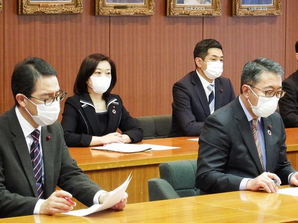 秋元市長に対し、6回目となる新型コロナウイルス対策に関する緊急要望書を提出しました