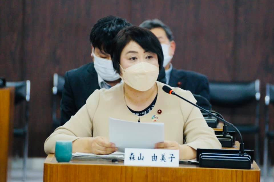 総務委員会が開催され、北5西1西2地区市街地開発事業および東改札口の整備について質問