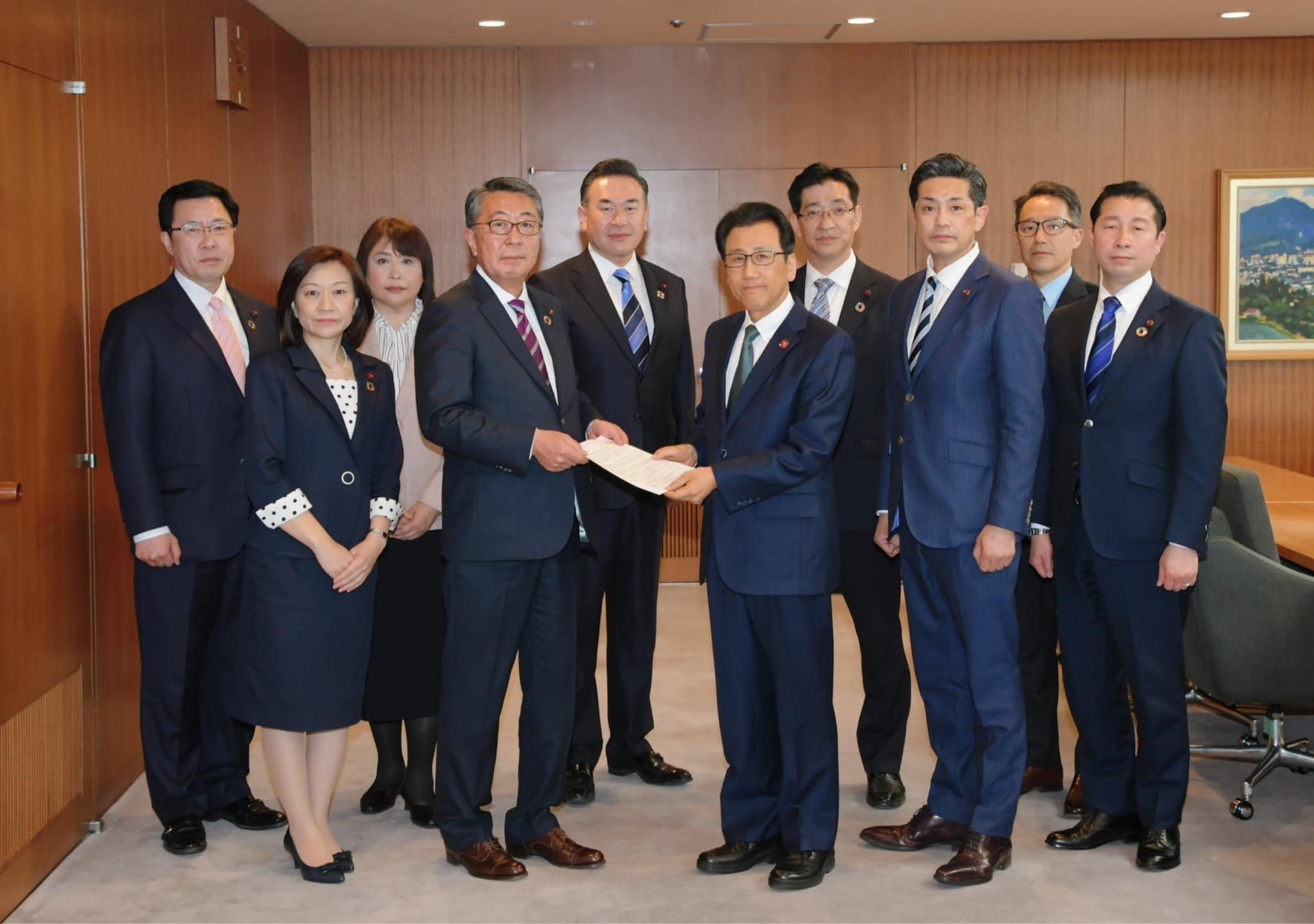 秋元札幌市長に対し「物価高騰対策の追加策検討を求める緊急要望書」を提出